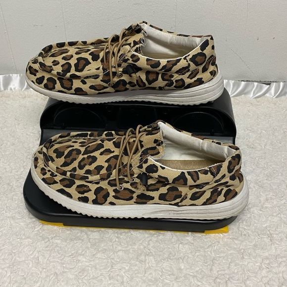 Leopard Print  out woods Size 7 women canvas shoes - Picture 1 of 10